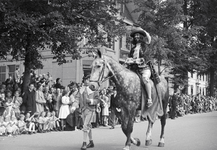 831699 Afbeelding van een historisch persoon te paard in de optocht ter gelegenheid van Koninginnedag, op de ...